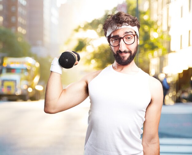 Jovem homem dos esportes loucas. expressão feliz