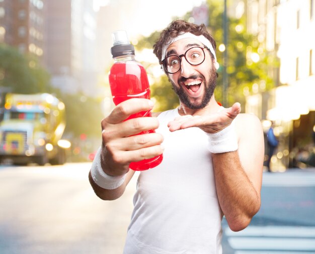 jovem homem dos esportes loucas. expressão feliz