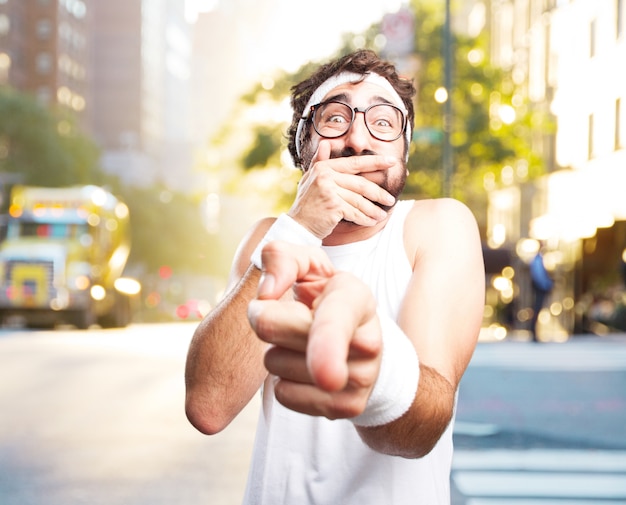 jovem homem dos esportes loucas. expressão feliz