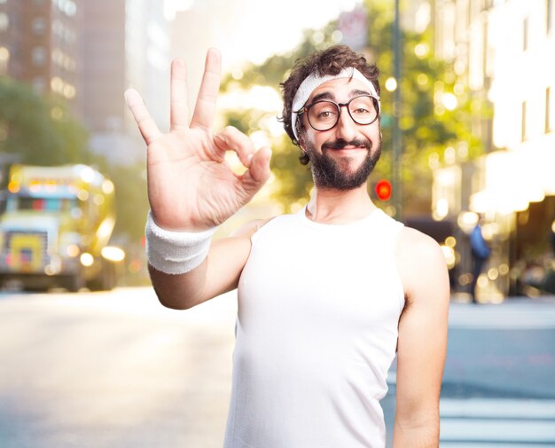 jovem homem dos esportes loucas. expressão feliz