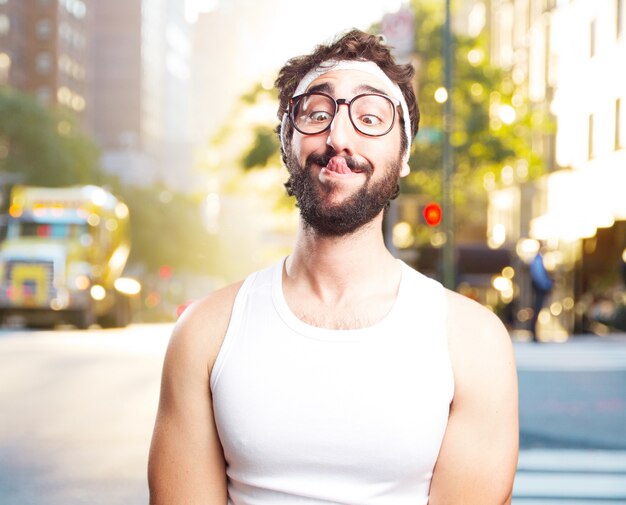 jovem homem dos esportes loucas. expressão feliz