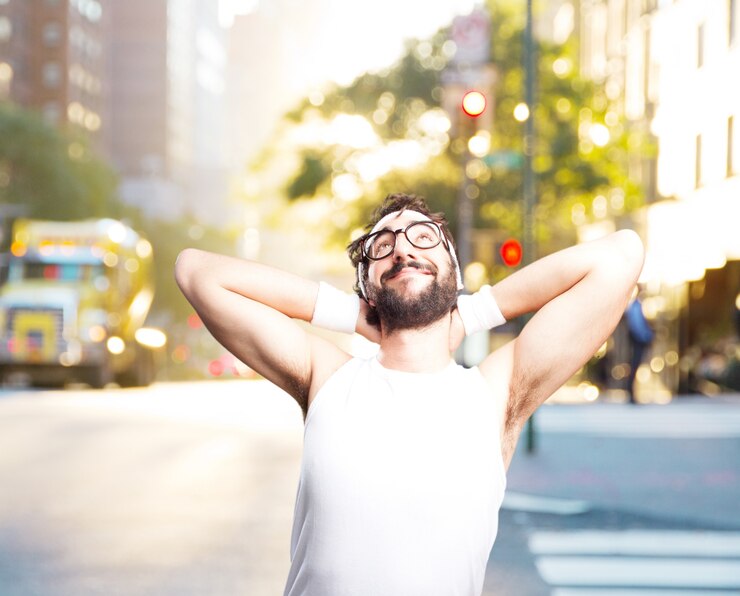 Foto grátis jovem homem dos esportes loucas. expressão feliz