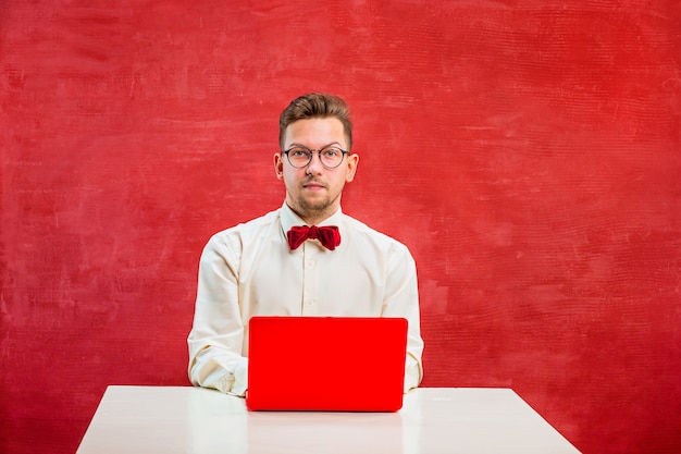 Jovem homem engraçado com laptop