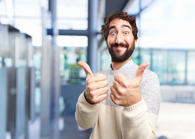 jovem homem louco expressão feliz