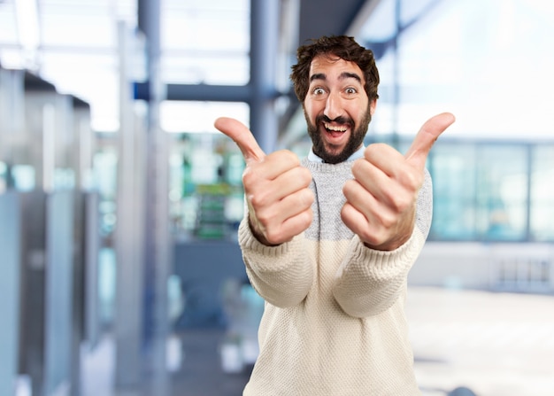 Jovem homem louco expressão feliz