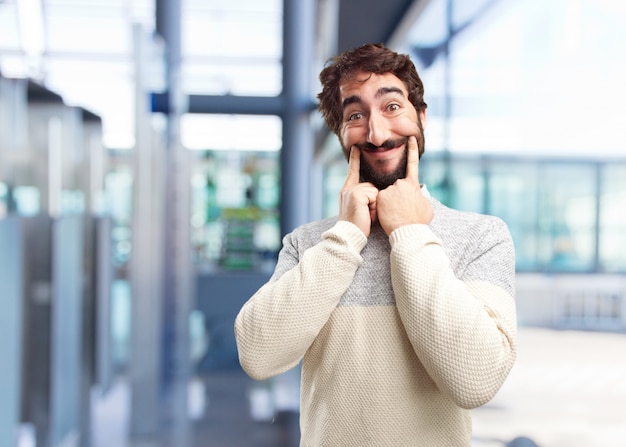 Jovem homem louco expressão feliz