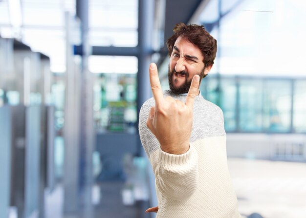 jovem homem louco expressão feliz