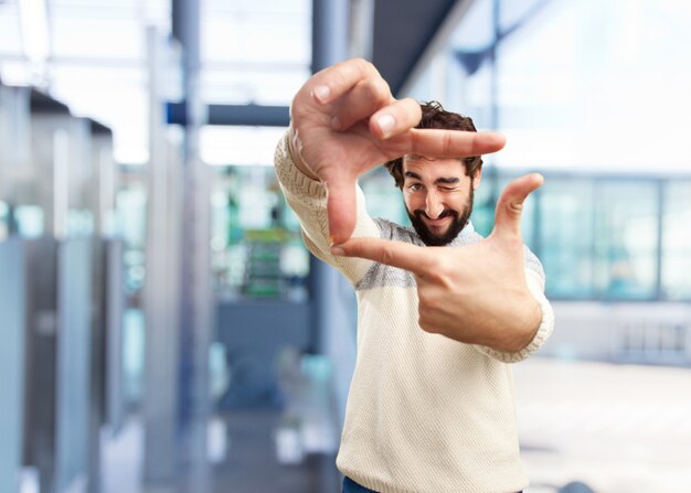 jovem homem louco expressão feliz