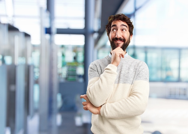 Jovem homem louco expressão feliz