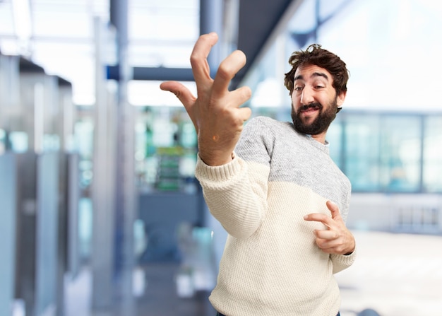 jovem homem louco expressão feliz