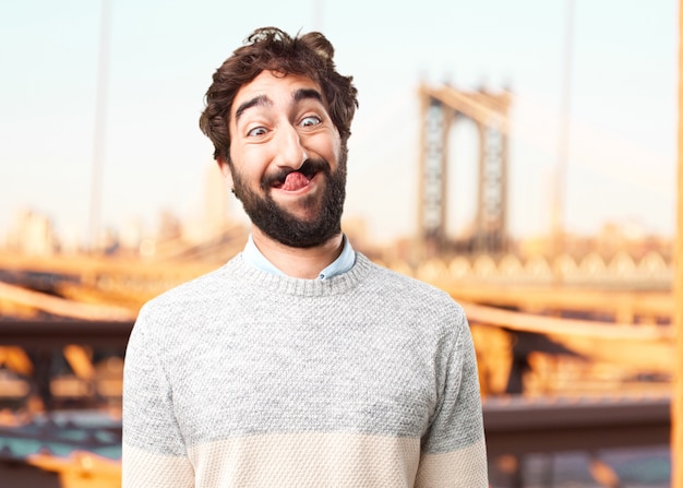 Jovem homem louco expressão feliz