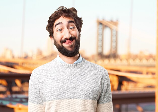 jovem homem louco expressão feliz