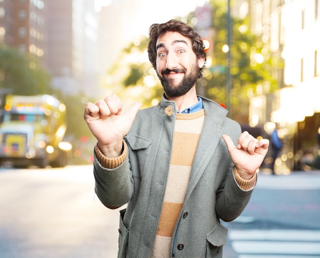 Jovem homem louco expressão feliz