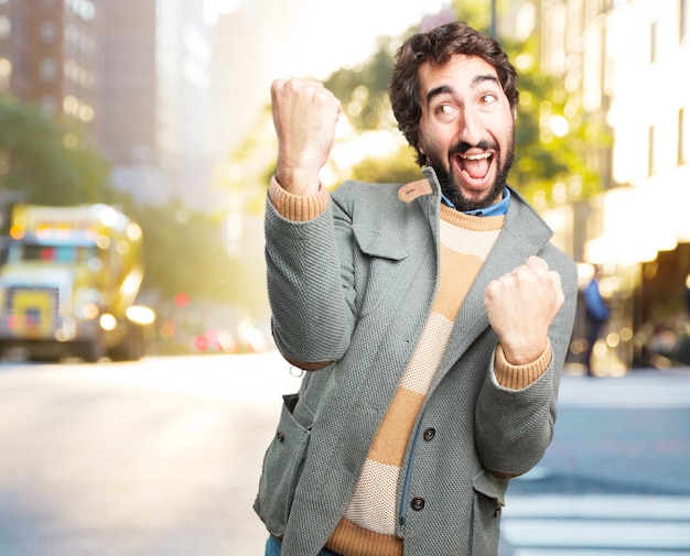 Jovem homem louco expressão feliz