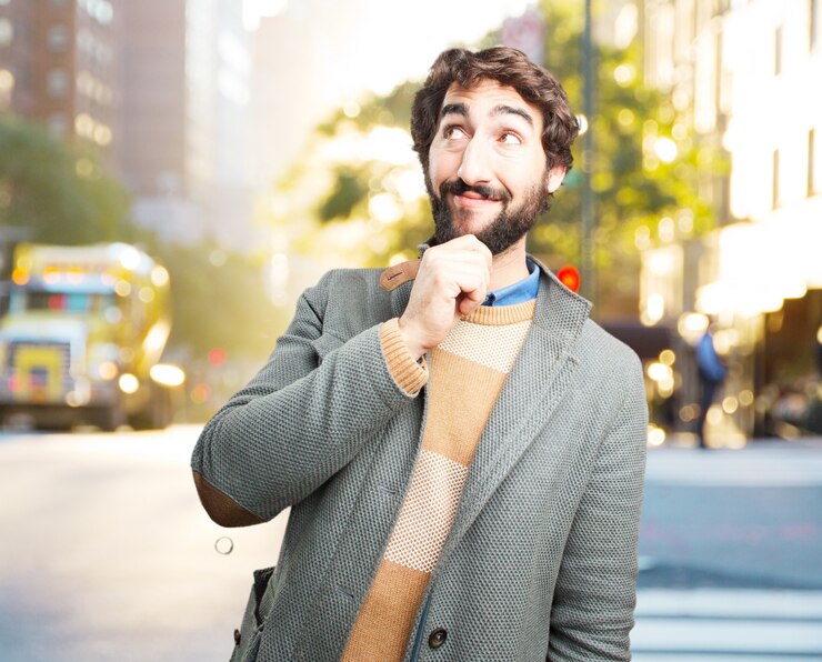 Foto grátis jovem homem louco expressão feliz