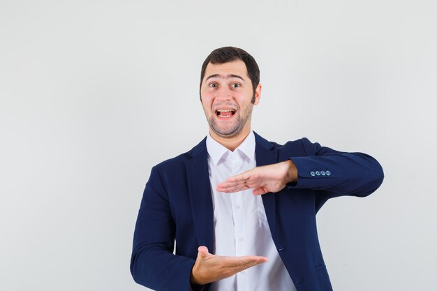 Jovem homem mostrando tamanho assinar na camisa