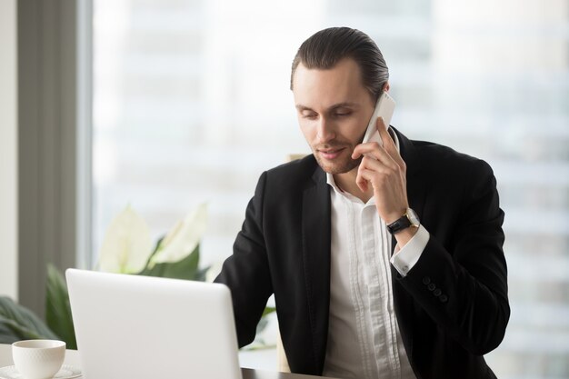 Jovem, homem negócios, em, escritório, olhar, laptop