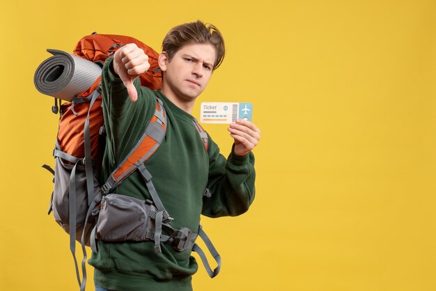 Jovem homem se preparando para uma caminhada segurando um ingresso