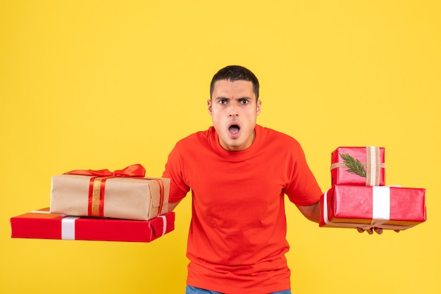 Jovem homem segurando o natal de frente