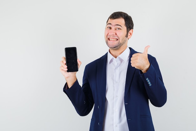 Jovem homem segurando um telefone celular