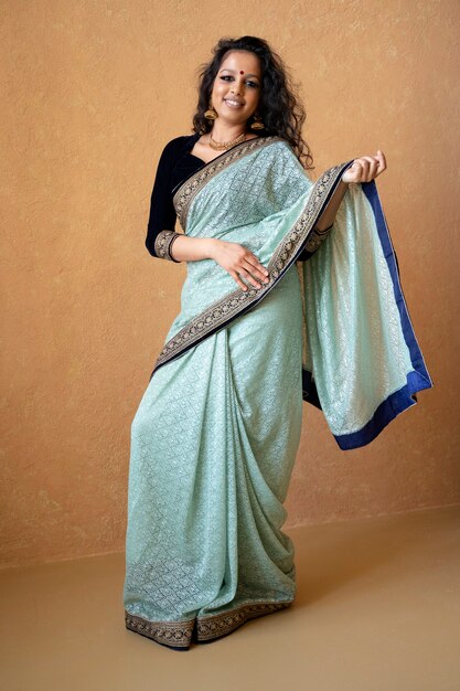 Jovem indiana vestindo sari