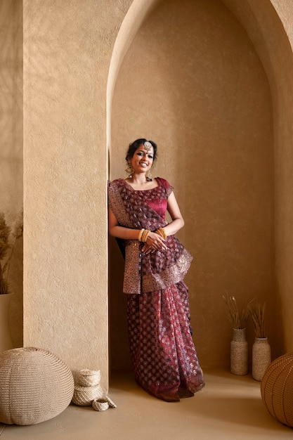 Jovem indiana vestindo sari
