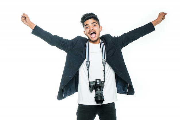 Jovem indiano bonito com uma câmera com as mãos levantadas sobre fundo branco