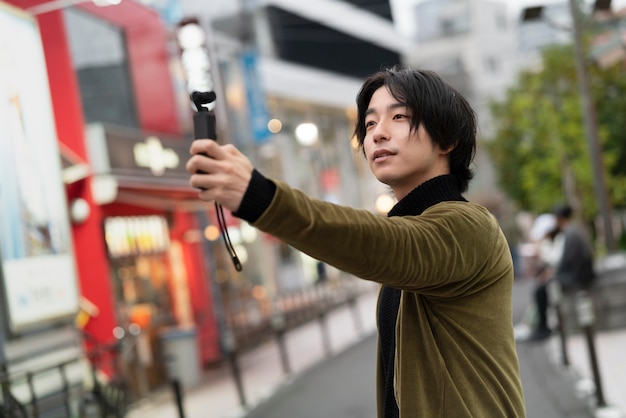 Jovem influenciador japonês gravando vlog