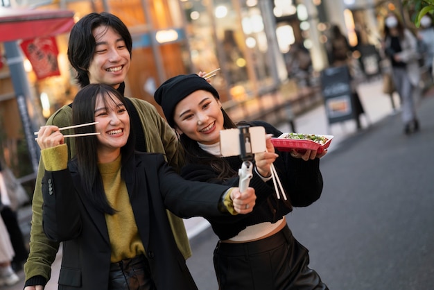 Jovem influenciador japonês gravando vlog