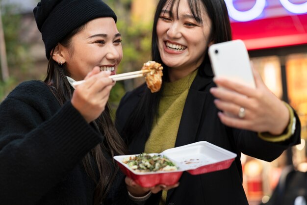 Jovem influenciador japonês gravando vlog