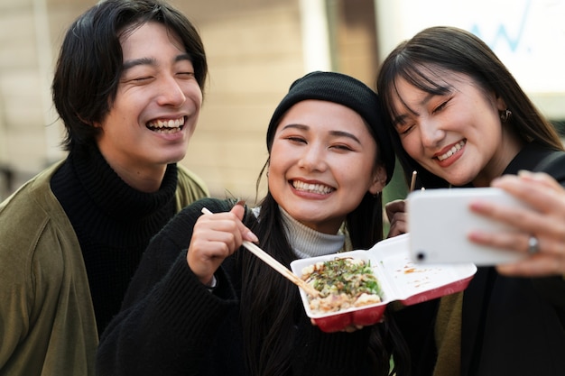 Foto grátis jovem influenciador japonês gravando vlog