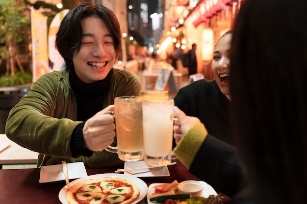 Foto grátis jovem influenciador japonês gravando vlog