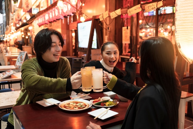 Jovem influenciador japonês gravando vlog