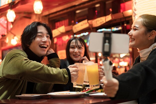 Jovem influenciador japonês gravando vlog