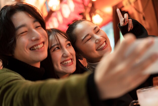 Jovem influenciador japonês gravando vlog