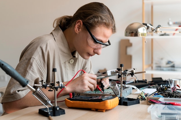 Foto grátis jovem inventora criando em sua oficina