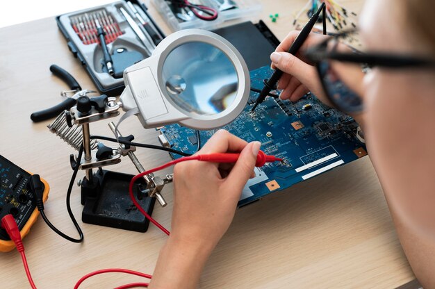 Jovem inventora criando em sua oficina