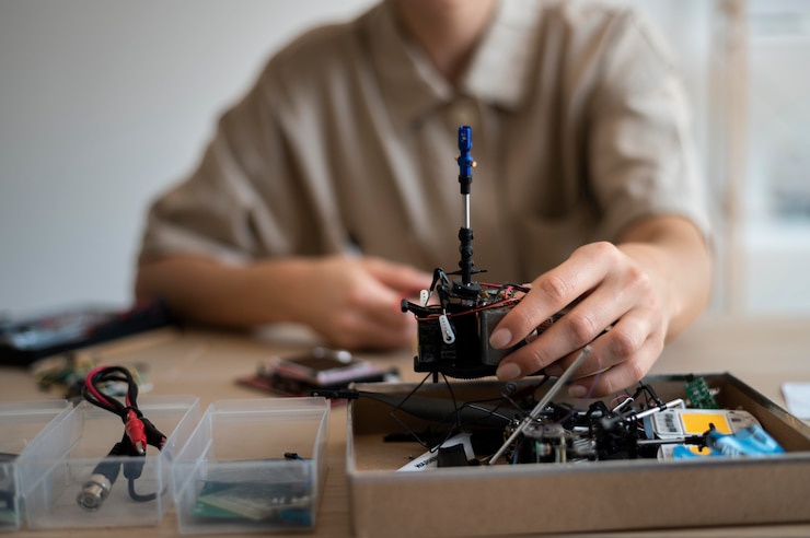 Foto grátis jovem inventora em sua oficina
