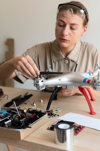 Jovem inventora em sua oficina