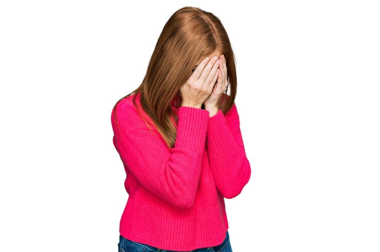 Foto grátis jovem irlandesa vestindo roupas casuais com expressão triste cobrindo o rosto com as mãos enquanto chora o conceito de depressão