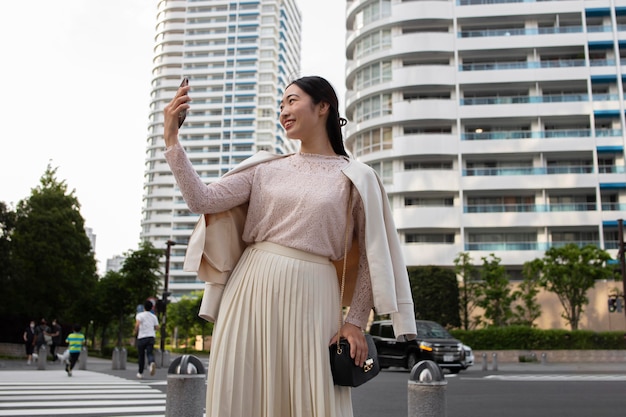 Jovem japonesa de saia branca ao ar livre