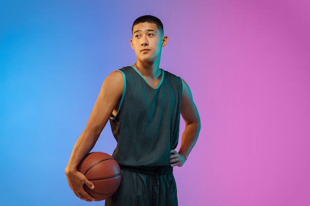 Jovem jogador de basquete em luz neon