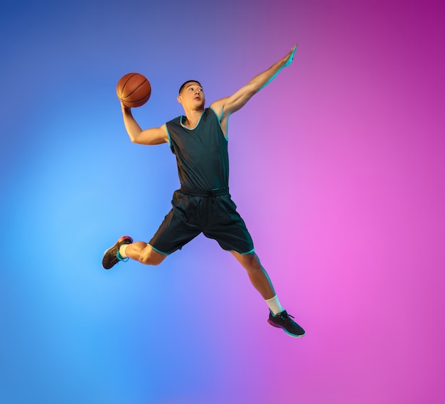 Jovem jogador de basquete em luz neon