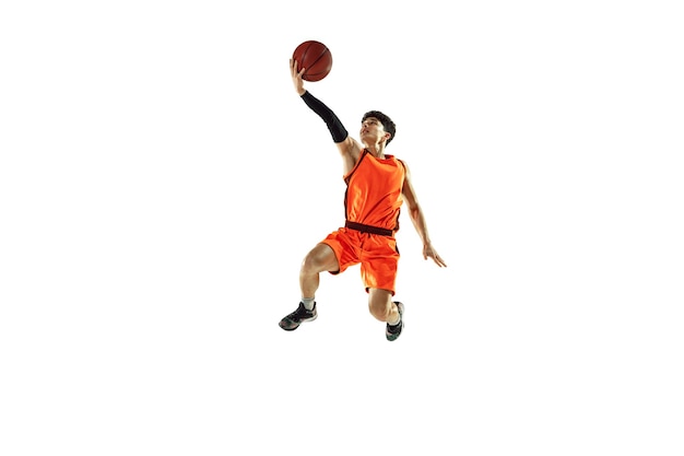 Jovem jogador de basquete treinando isolado