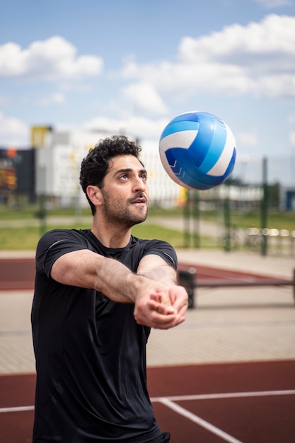 Foto grátis jovem jogador de vôlei na quadra