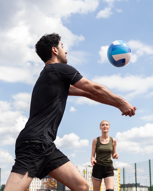 Foto grátis jovem jogador de vôlei na quadra