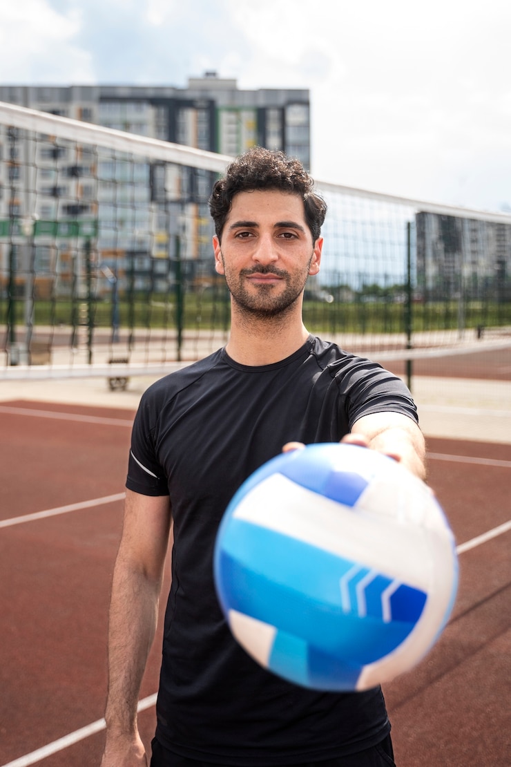 Foto grátis jovem jogador de vôlei na quadra