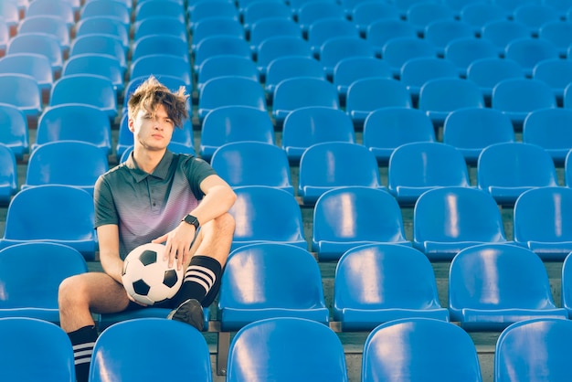 Jovem, jogador futebol, ligado, estádio