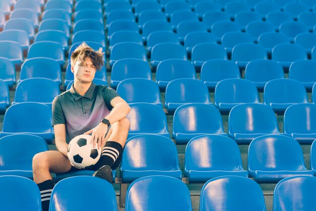 Jovem, jogador futebol, ligado, estádio