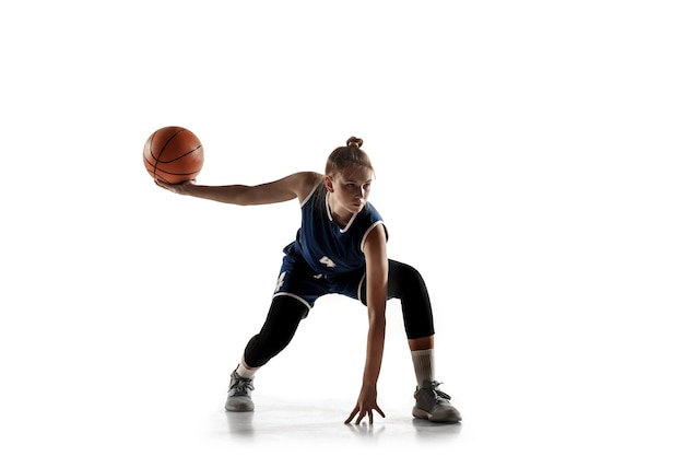 Jovem jogadora de basquete feminino caucasiano da equipe em ação, movimento em execução isolado no fundo branco.